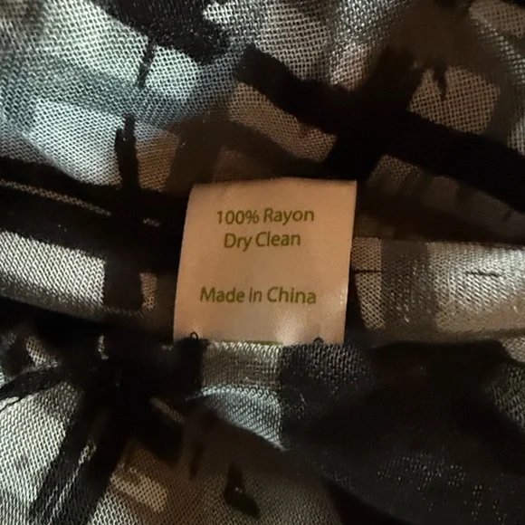 Vera Bradley Abstract Black and Gray Patterned Scarf Wrap New Condition - Picture 4 of 5